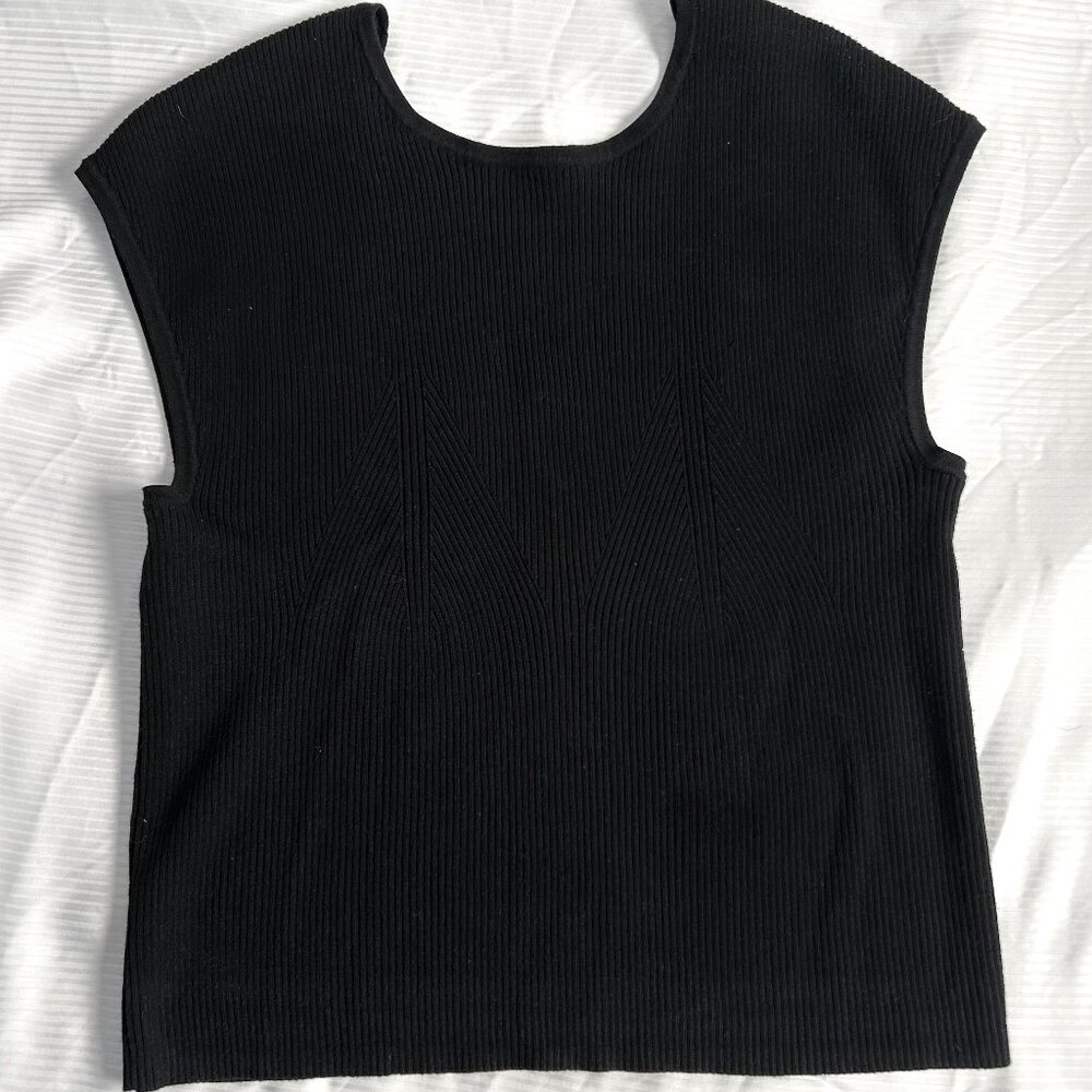 Black ribbed knit cap-sleeve crop top 🖤